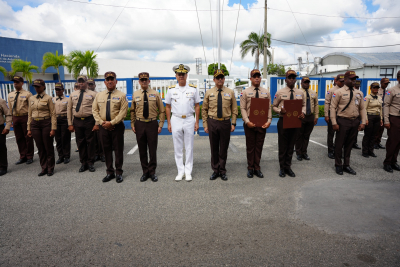 “Comandante general de la Armada entrega reconocimientos CESEP del Mes”.