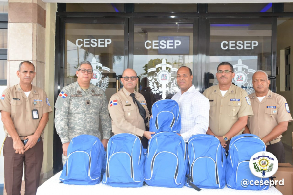 CESEP recibe útiles escolares del Banco Popular.